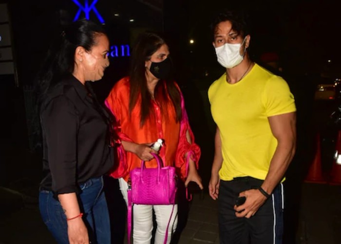गर्लफ्रेंड दिशा और अपनी फैमिली के साथ डिनर करने निकले टाइगर श्रॉफ, देखें तस्वीरें गर्लफ्रेंड दिशा और अपनी फैमिली के साथ डिनर करने निकले टाइगर श्रॉफ, देखें तस्वीरें